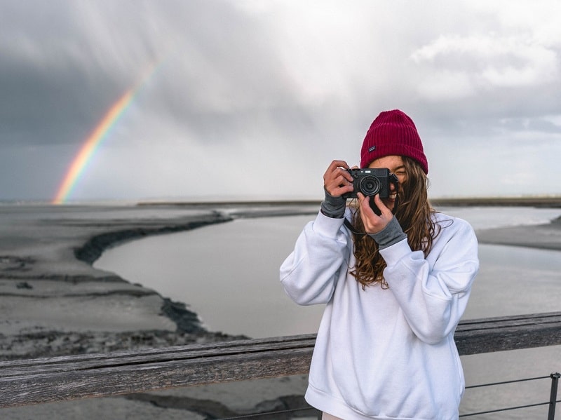 girl takes picture